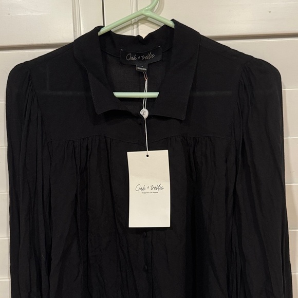 Chic Black Blouse with Elegant Sleeves - Picture 3 of 6